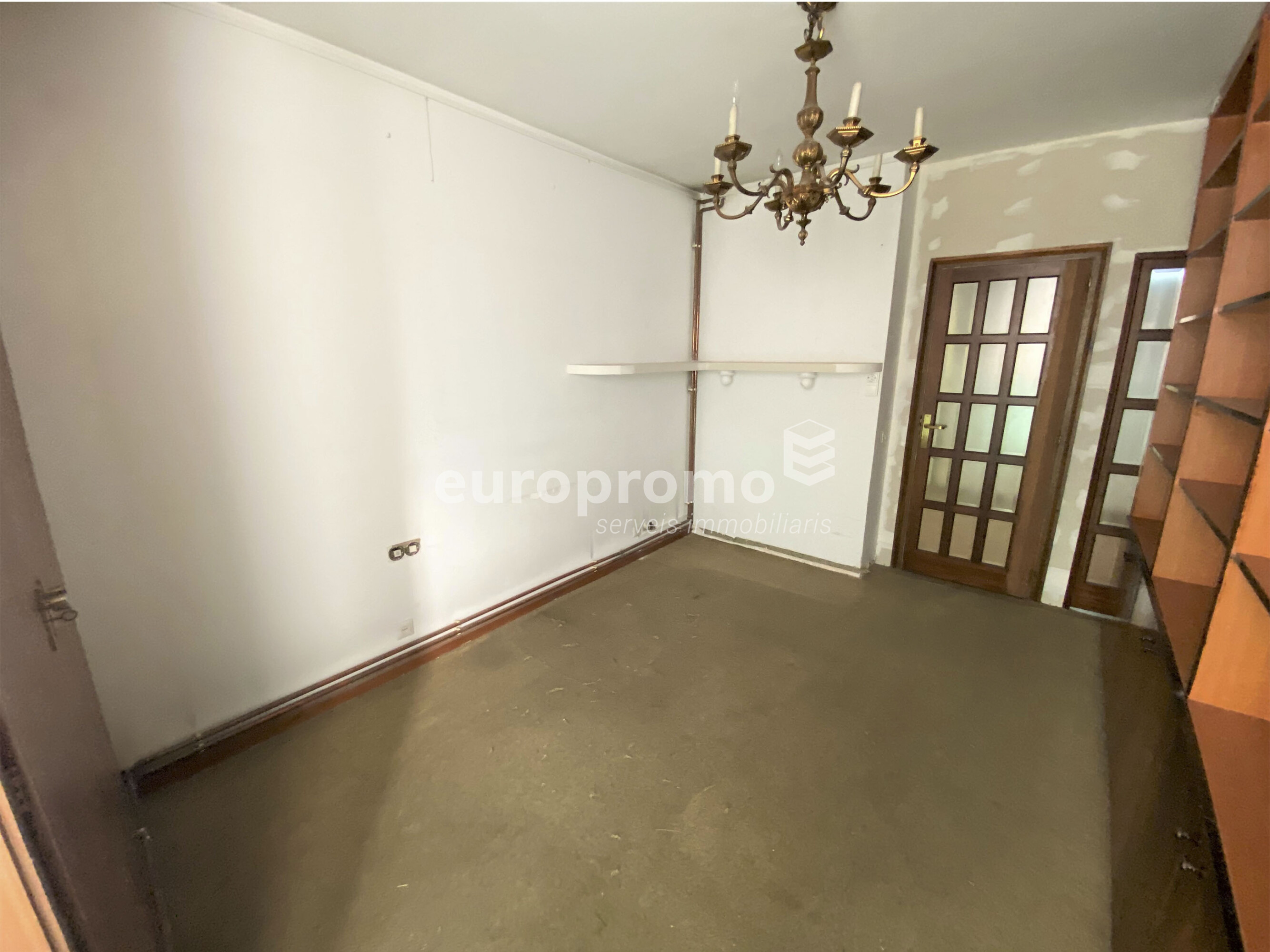 Piso de 172m2 con párquing incluido  situado en pleno centro de Girona!